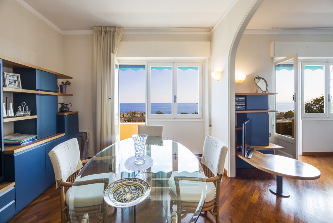 Attico con vista impareggiabile nel cuore di Nervi