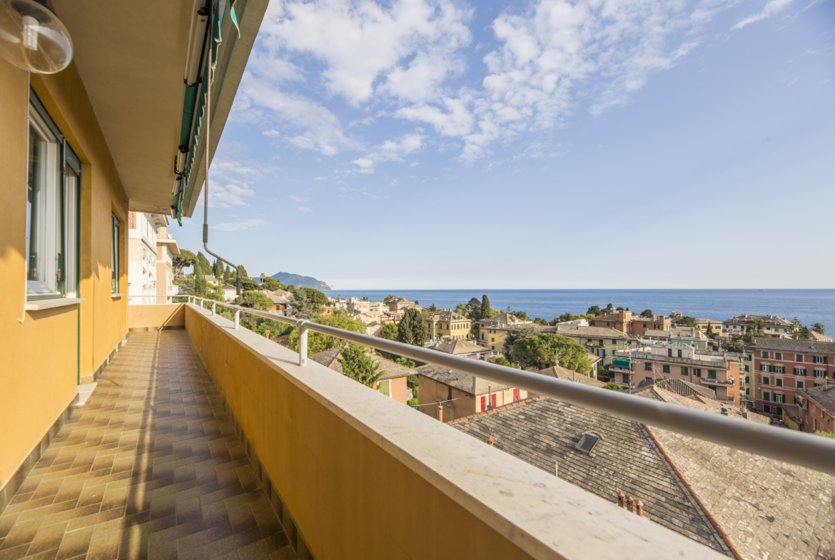 Attico con vista impareggiabile nel cuore di Nervi