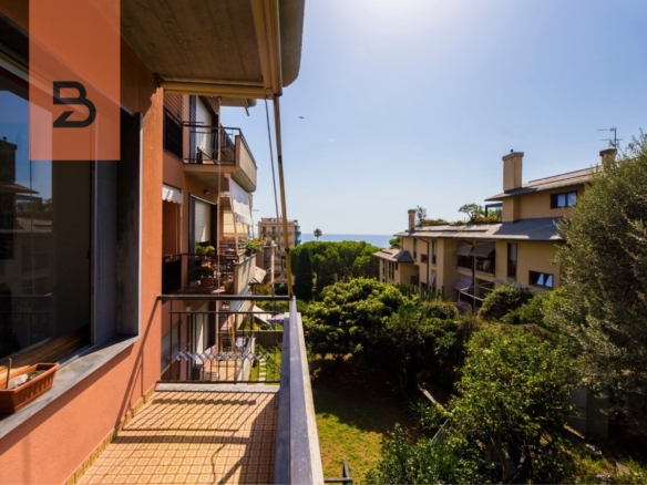 Quinto – Ampie balconate, vista mare, box e cantina