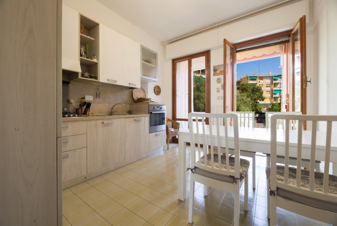 Quinto – Ampie balconate, vista mare, box e cantina