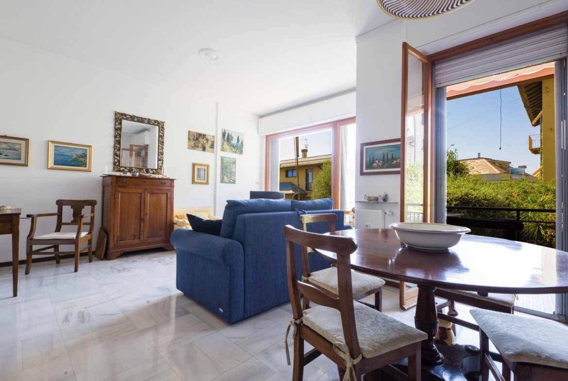 Quinto – Ampie balconate, vista mare, box e cantina