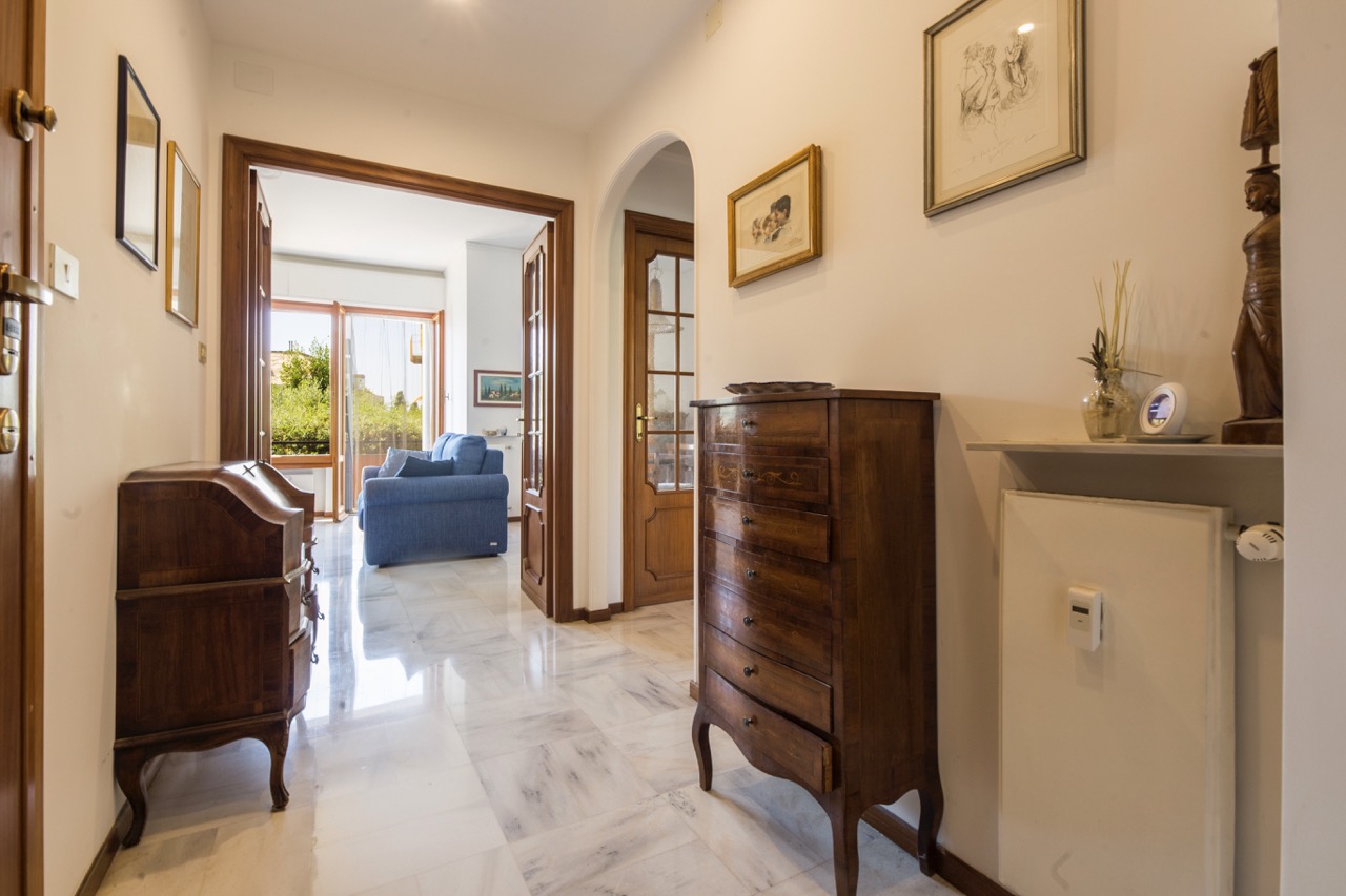 IMG_6124 Large Quinto – Ampie balconate, vista mare, box e cantina
