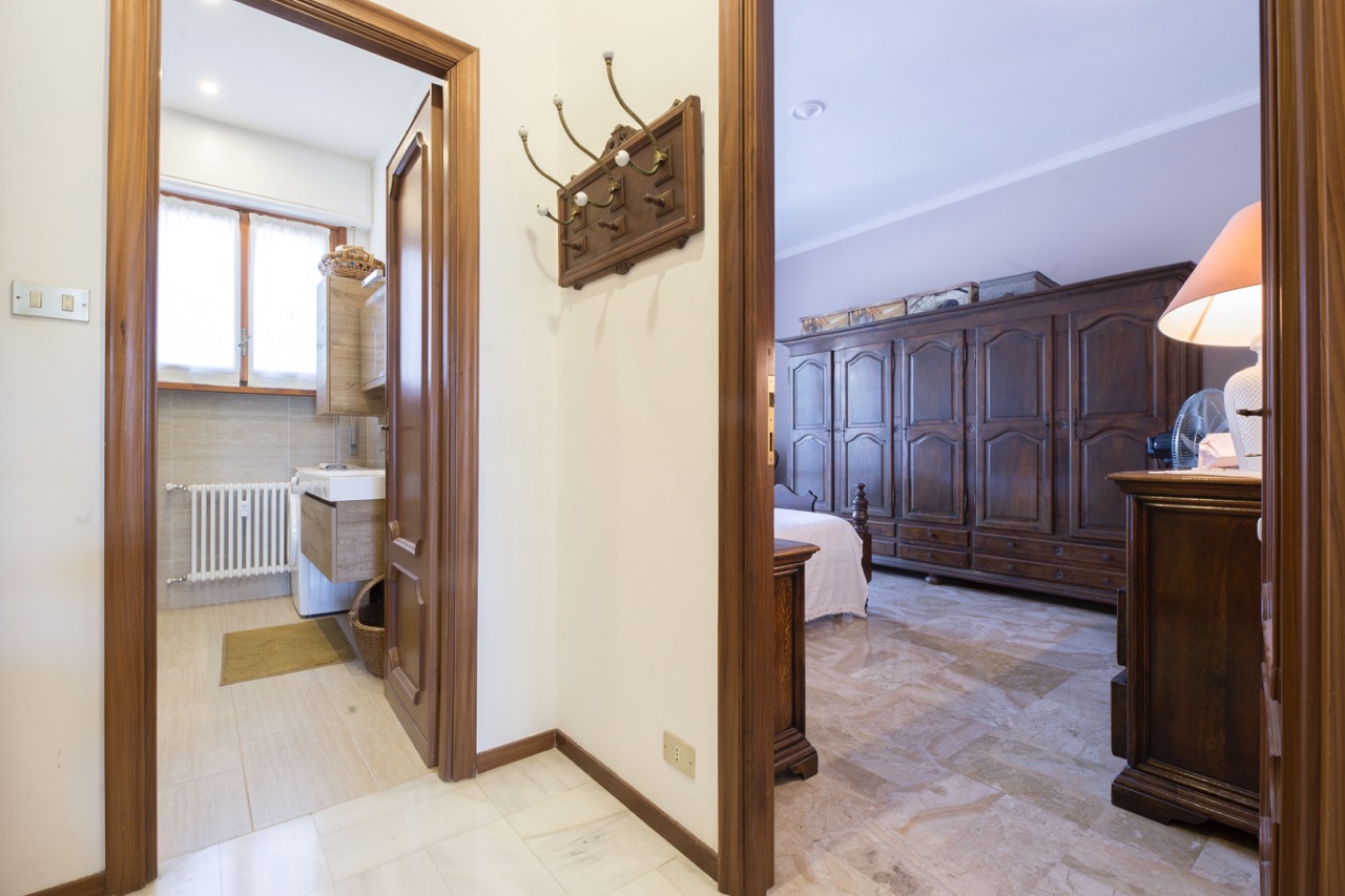 IMG_6140 Large Quinto – Ampie balconate, vista mare, box e cantina