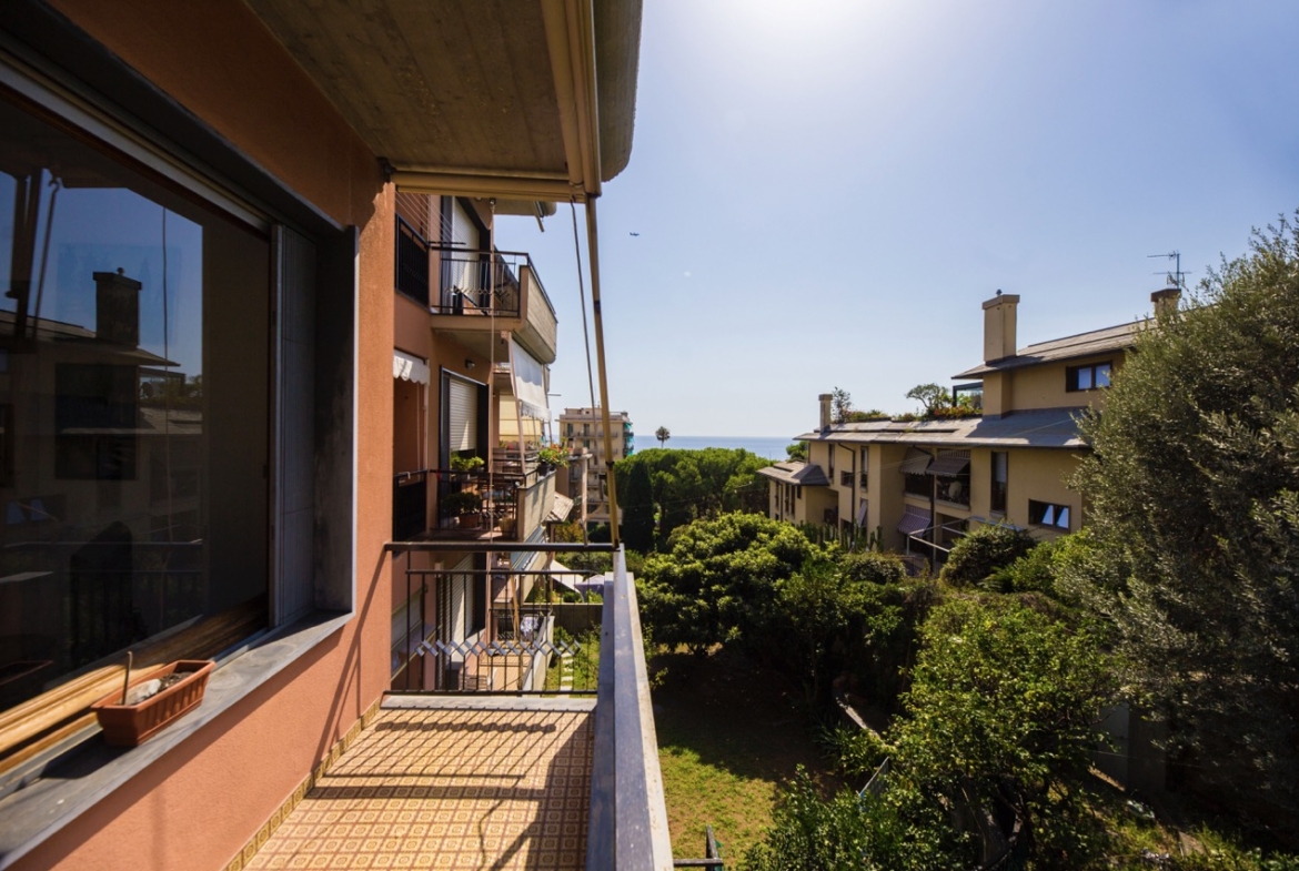 Quinto – Ampie balconate, vista mare, box e cantina