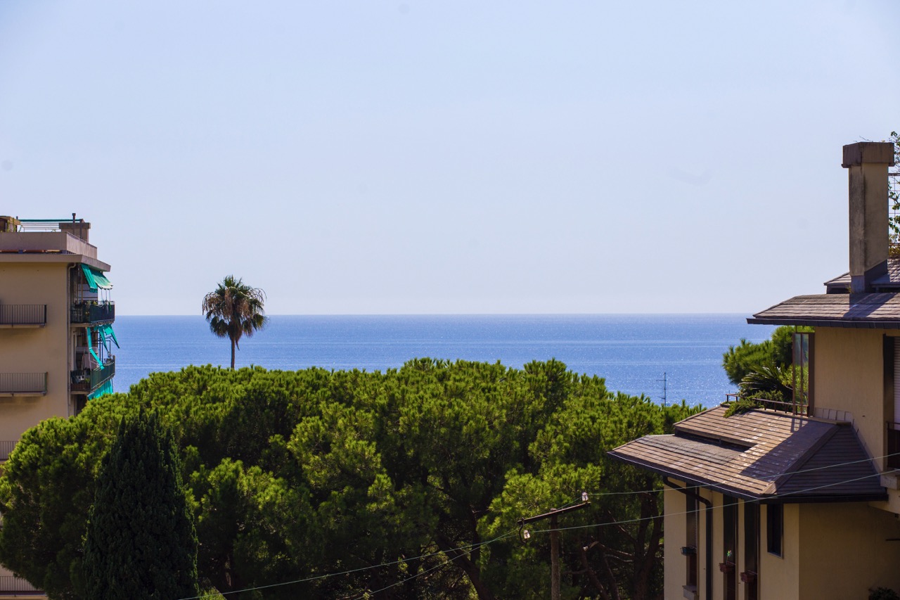 IMG_6192 Large Quinto – Ampie balconate, vista mare, box e cantina
